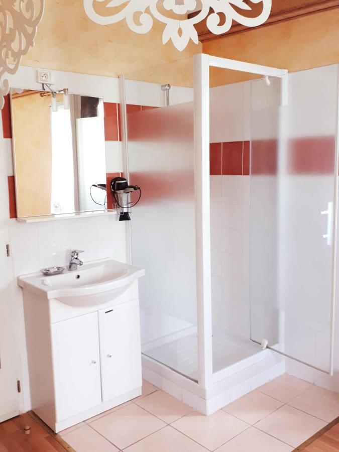 Chambres D'Hotes La Noyeraie Izeron エクステリア 写真